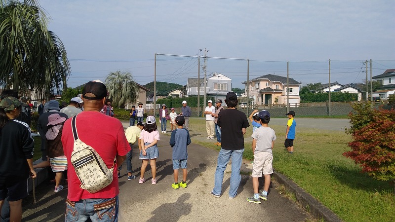 子どもと大人のゴミ拾い